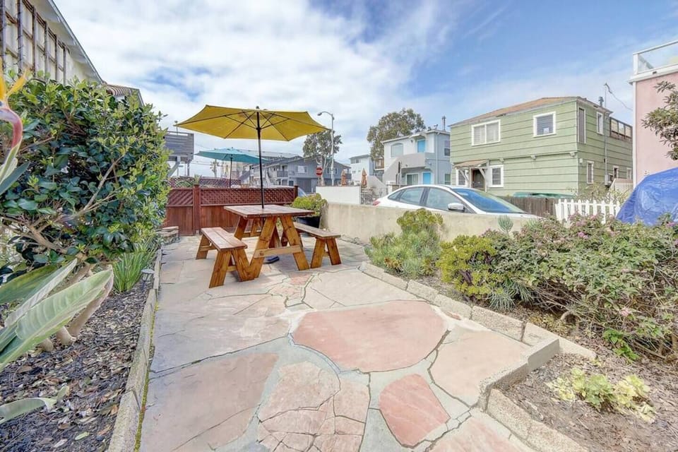 Relaxing patio with a view to the beach and a bbq. 
