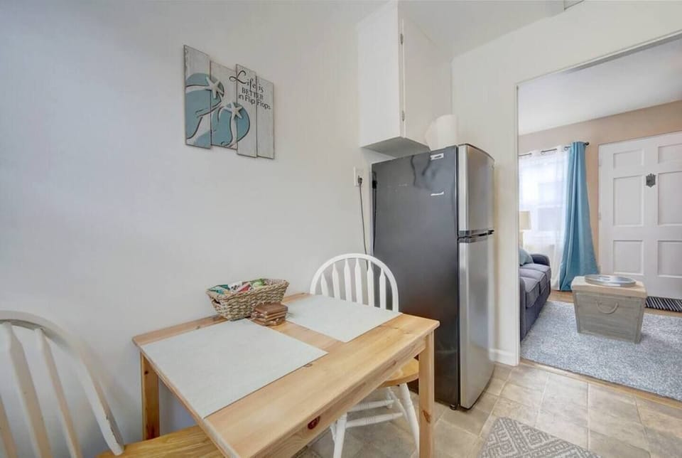 Cozy eat-in kitchen. 