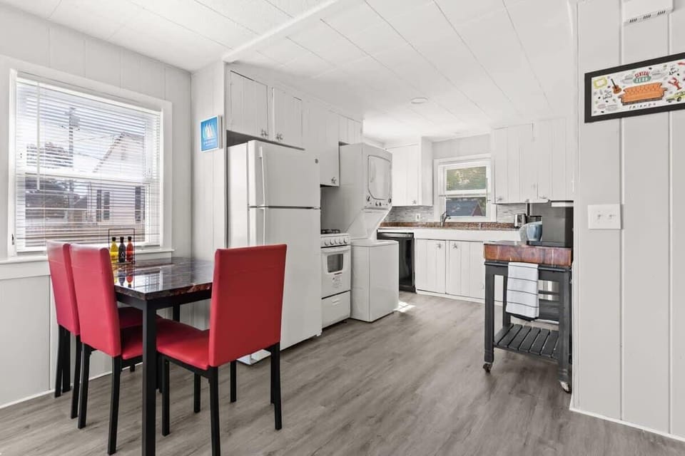 Open living room & kitchen, strong WiFi, smart Roku TV, mini-split heating and cooling