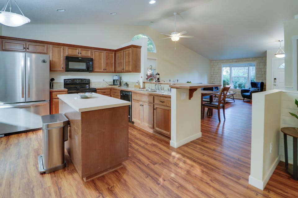 Kitchen | Cooking Basics | Toaster | Paper Towels/Trash Bags Provided