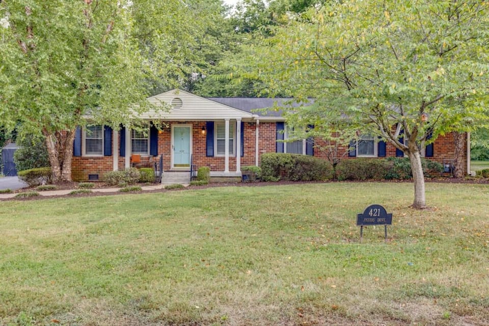 The front entrance of Figuers Bungalow.