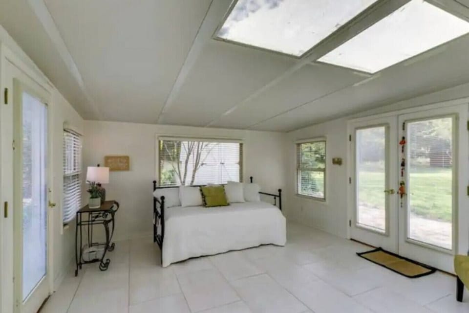 The sunroom has two single beds.