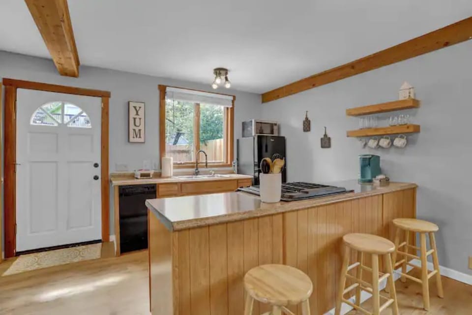 Full kitchen! Full with many appliances and even some goodies for your stay!