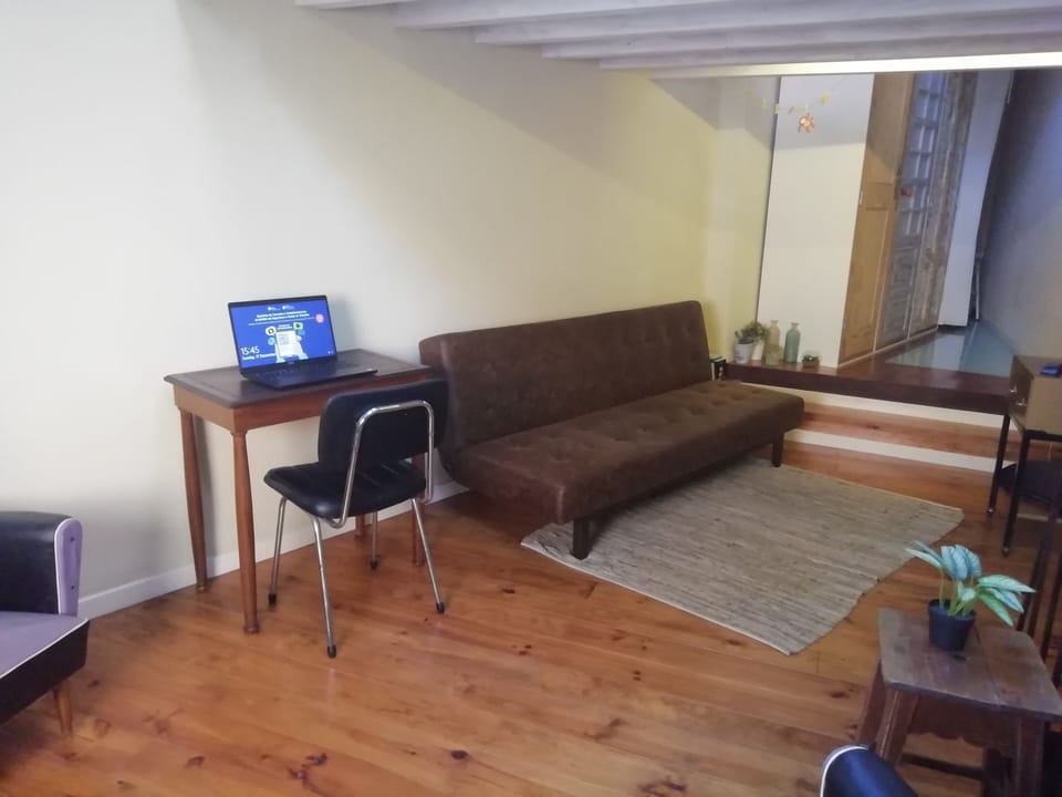 Sala de Estar e Área de Trabalho