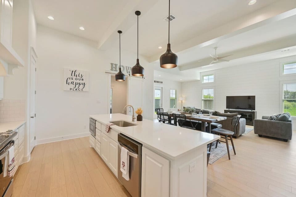 Kitchen: Sleek and modern kitchen bar space