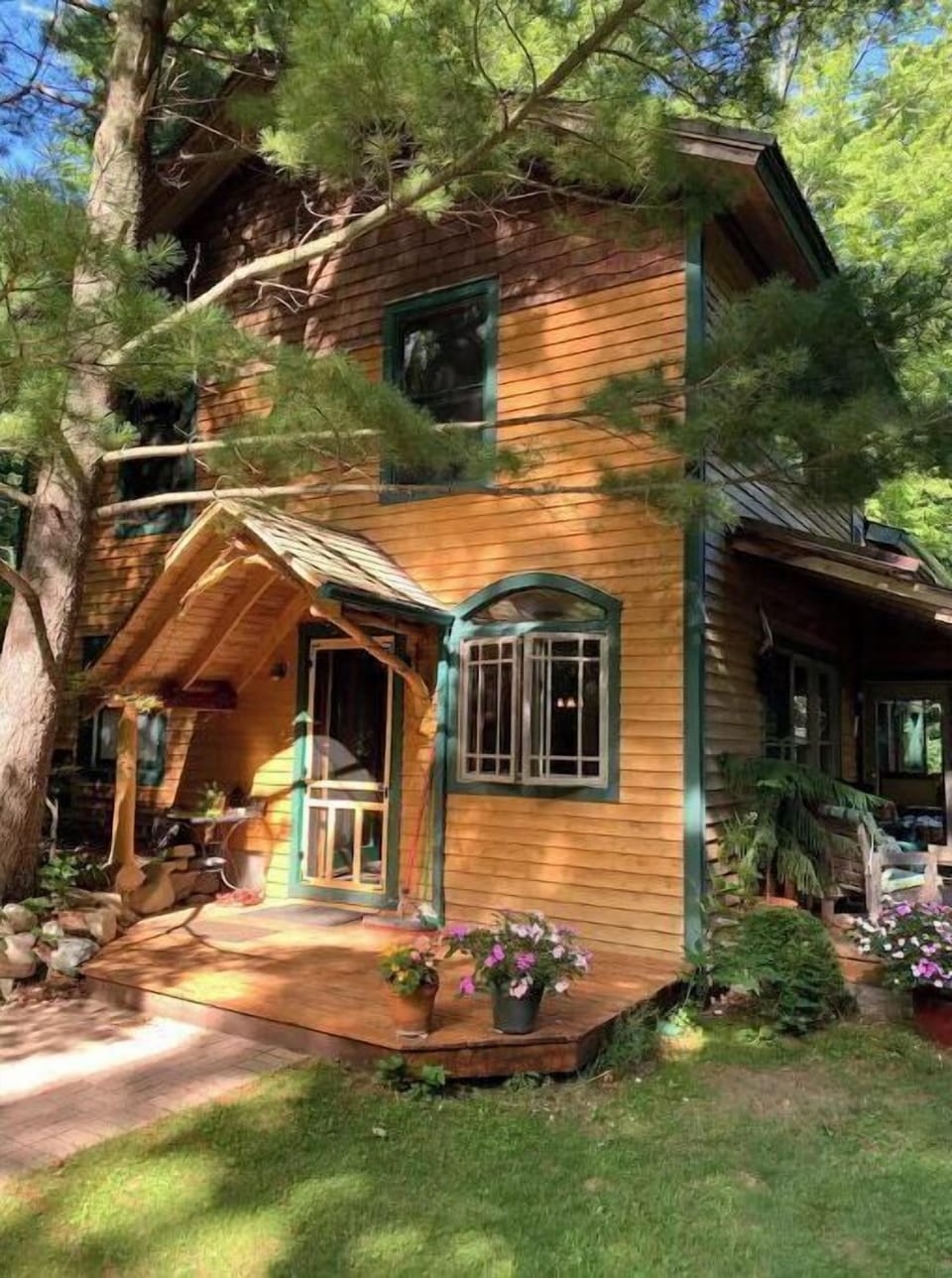 New Moon Lodge west entry.