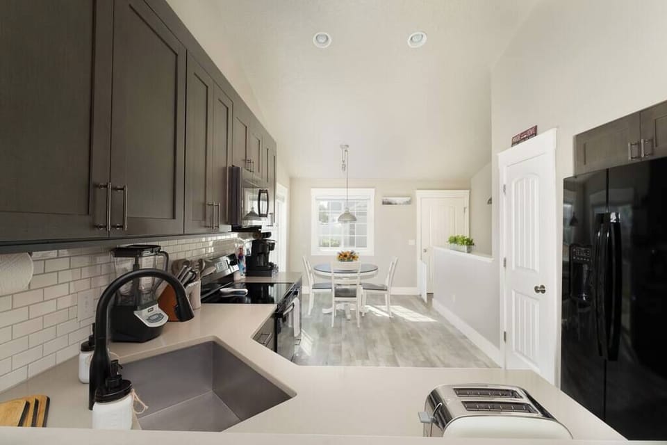 Fully stocked LARGE kitchen/Dining Room - ready for the whole family!