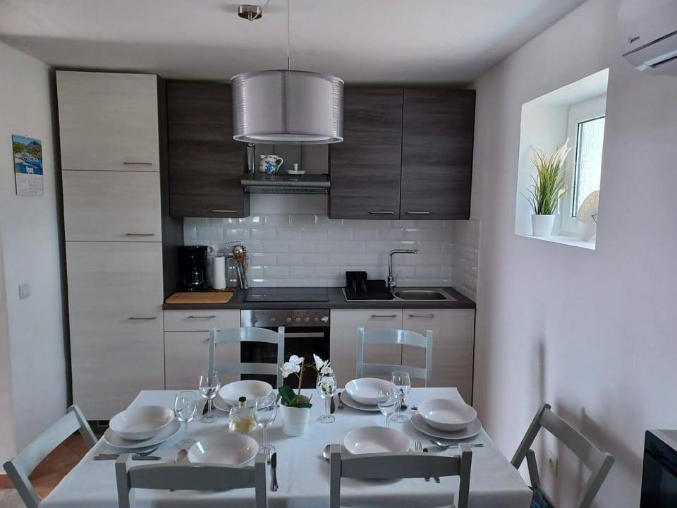 Dining area. table for 6