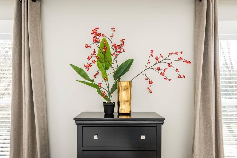 “Perfect location for a getaway to Asheville. Only 10 minutes from downtown so an easy drive into town. The house is brand new and super clean. 5 minutes from a Grocery Store and Liquor Store and right by the interstate.”
N. - Past Guest