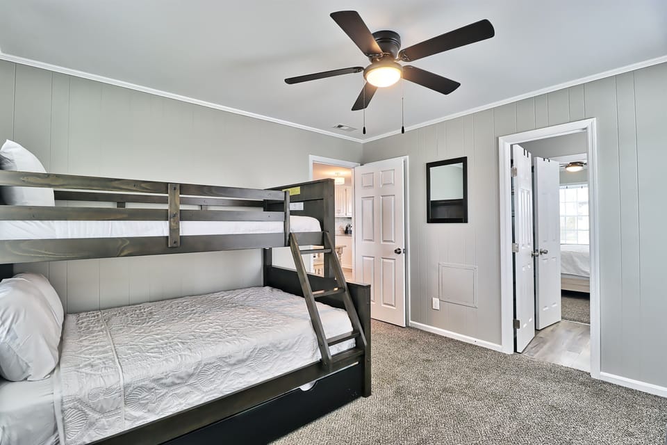 Queen and twin bedroom