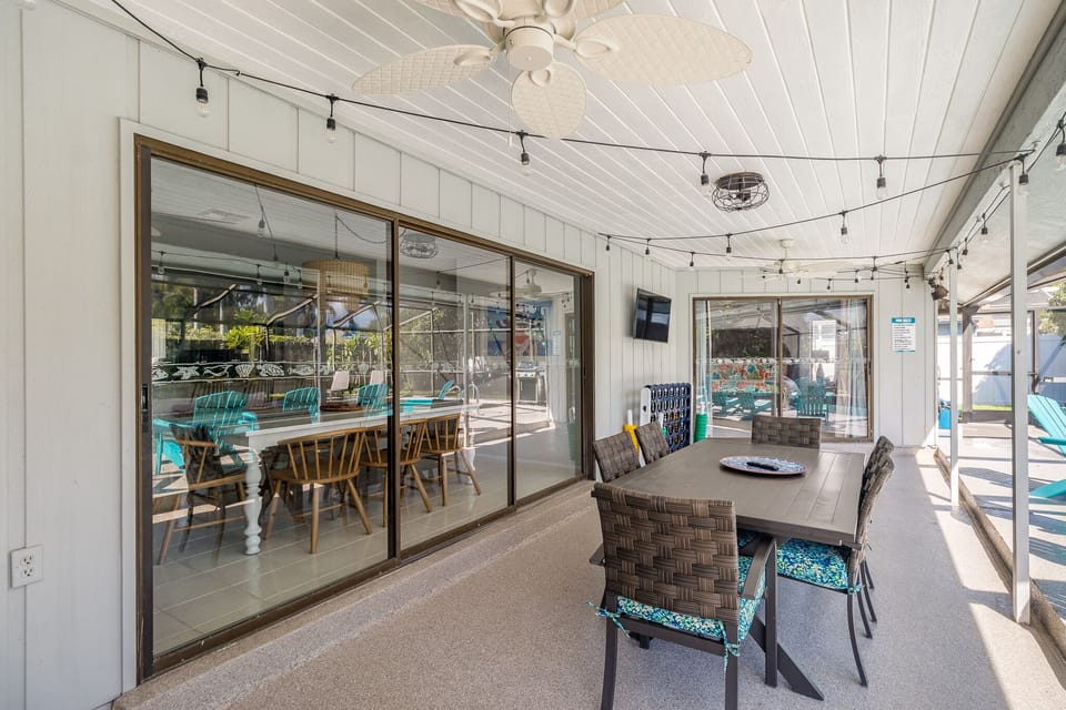Outdoor dining + lounge space | Perfect for Florida evenings