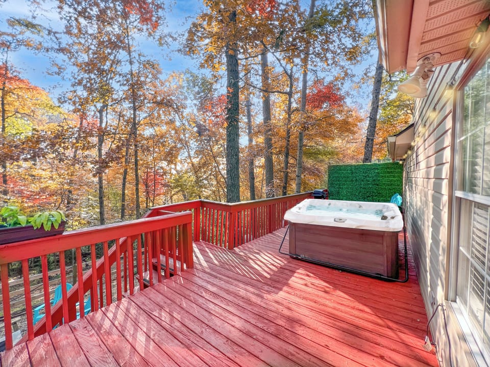 hot tub Just 3 steps from the back door with privacy wall and gas grill & views!