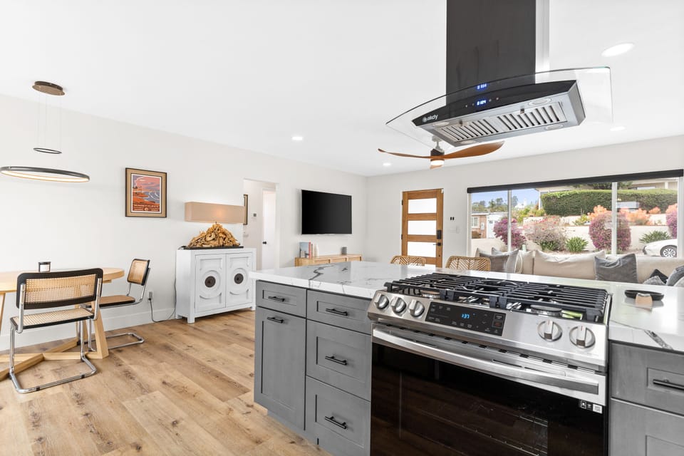 Open floor plan, kitchen, living room and dining area. 