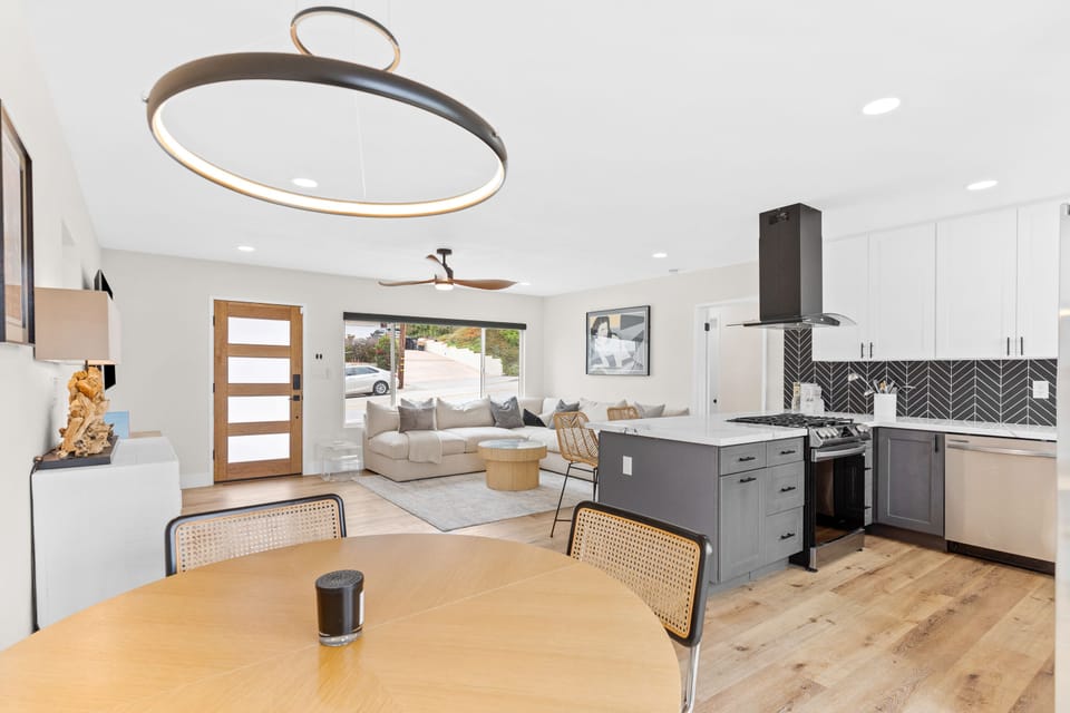Open concept. Airy and bright. 