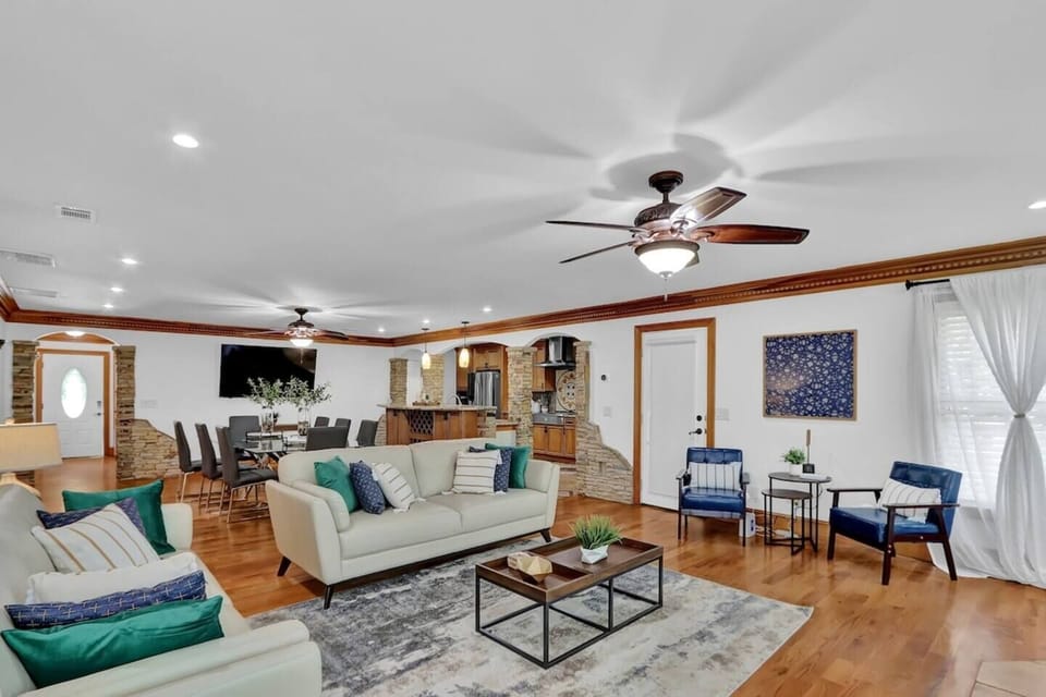 Gather in our open, wide living room with huge couches – ideal for family movie nights or group get-togethers!