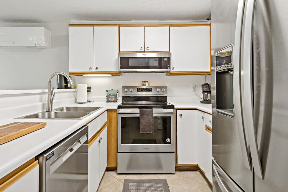 Kitchen (lower level)