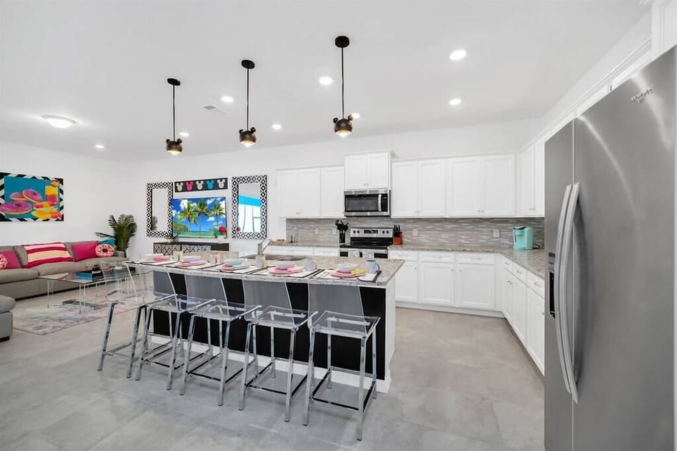 LARGE KITCHEN!
