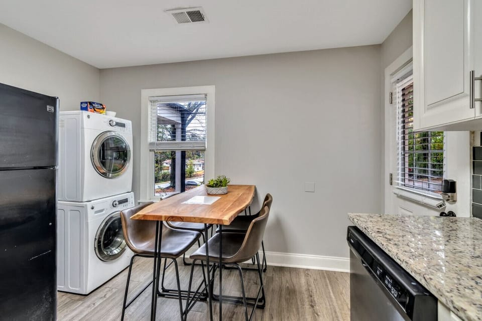 kitchen / dinette area with full equipped kitchen