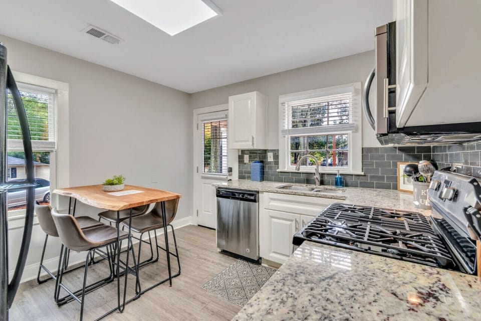 kitchen / dinette area with full equipped kitchen