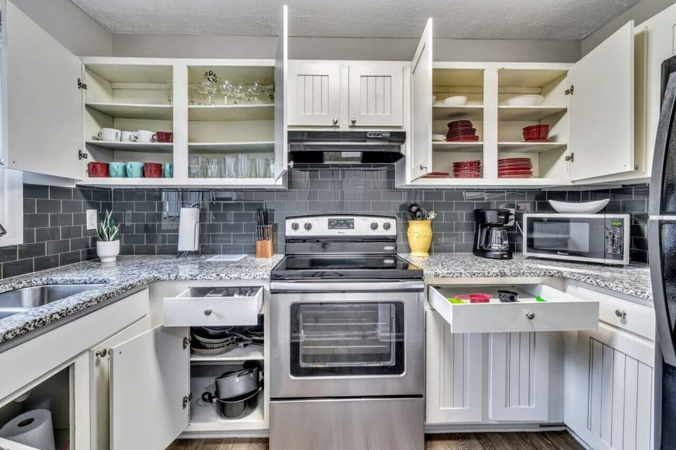 Fully stocked kitchen for everyday needs
