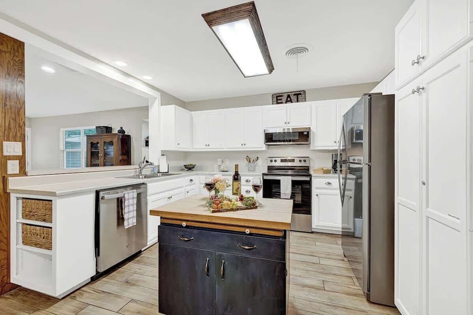 Prepare a mouthwatering meal in this fabulously appointed kitchen!
