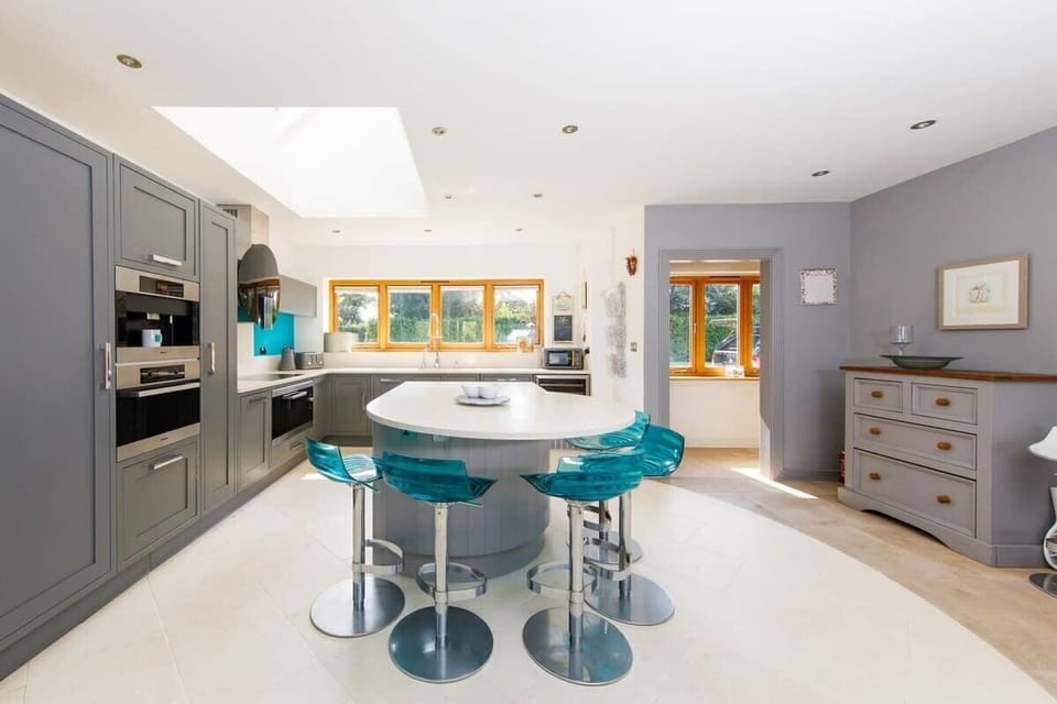 The breakfast bar can seat up to 5 people. Enjoy a morning coffee or evening drink with your loved ones.