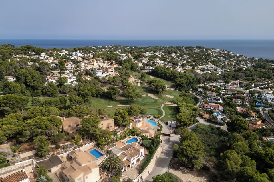 Drone photo showing proximity to golf course