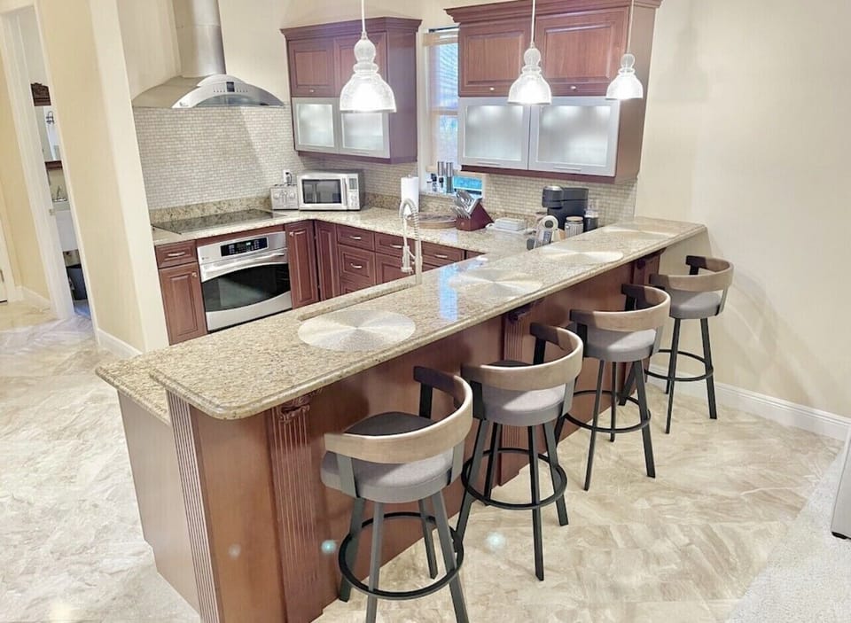 Kitchen bar 