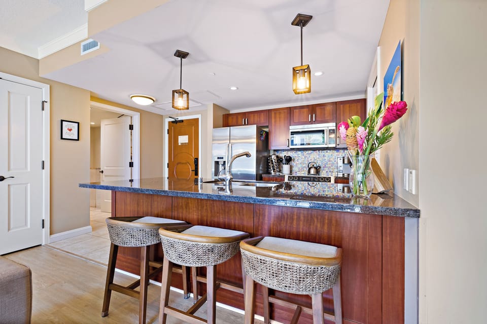 KITCHEN COUNTER WITH COUNTER CHAIRS