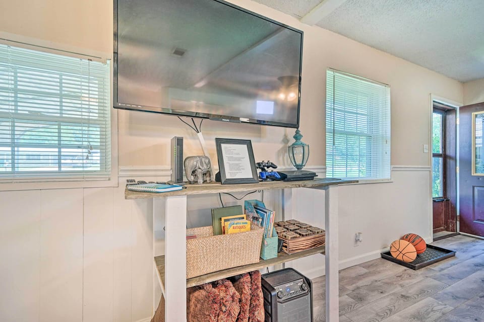 Smart TVs | Playstation w/ Games