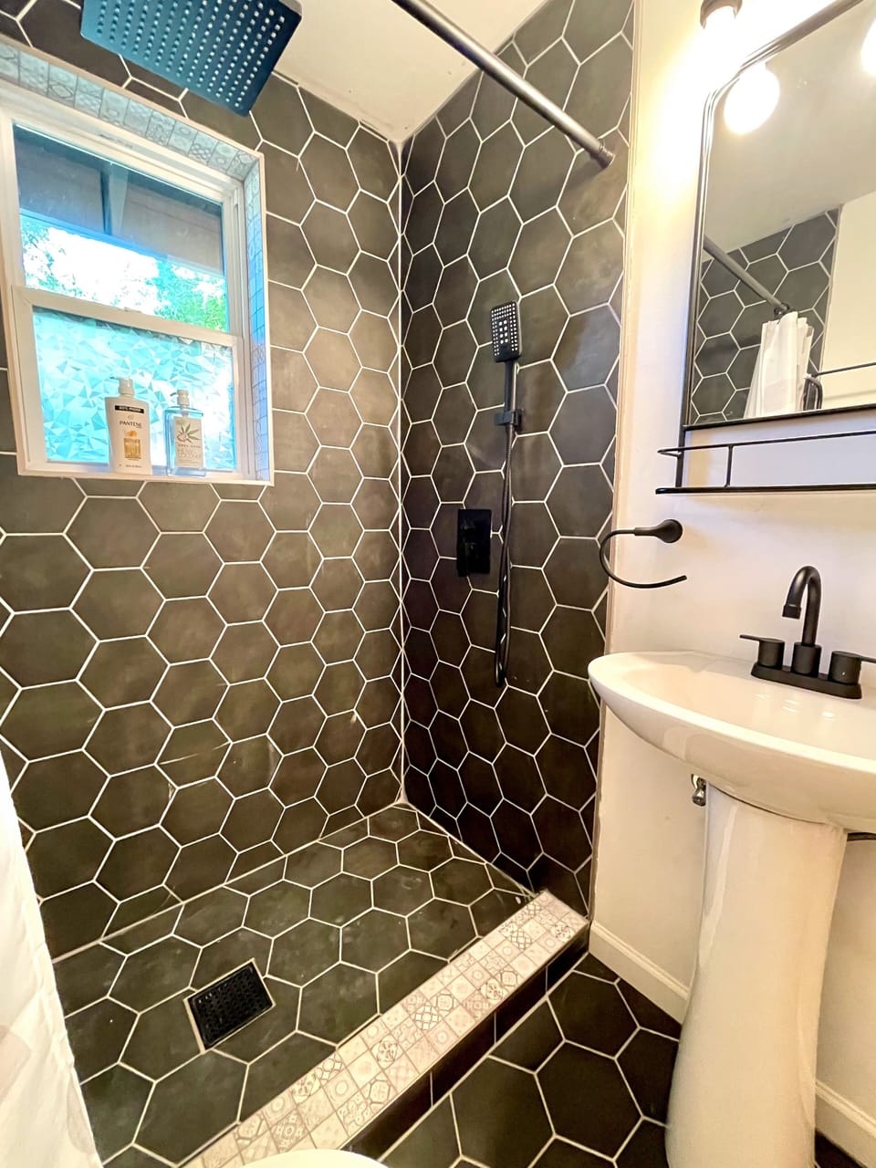 Amazing overhead rain shower and with detachable shower handle. 