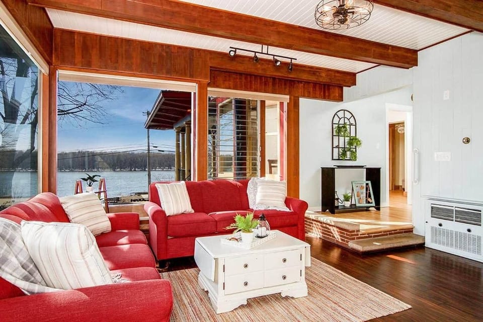 Amazing Mississippi River views from the sun-room