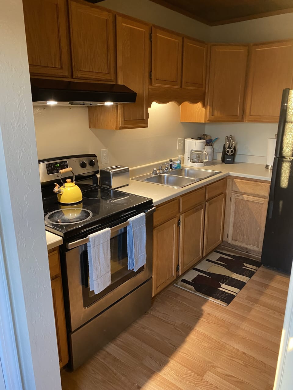 Fully equipped kitchen with microwave, coffeemaker, blender, pots/pans/dishware