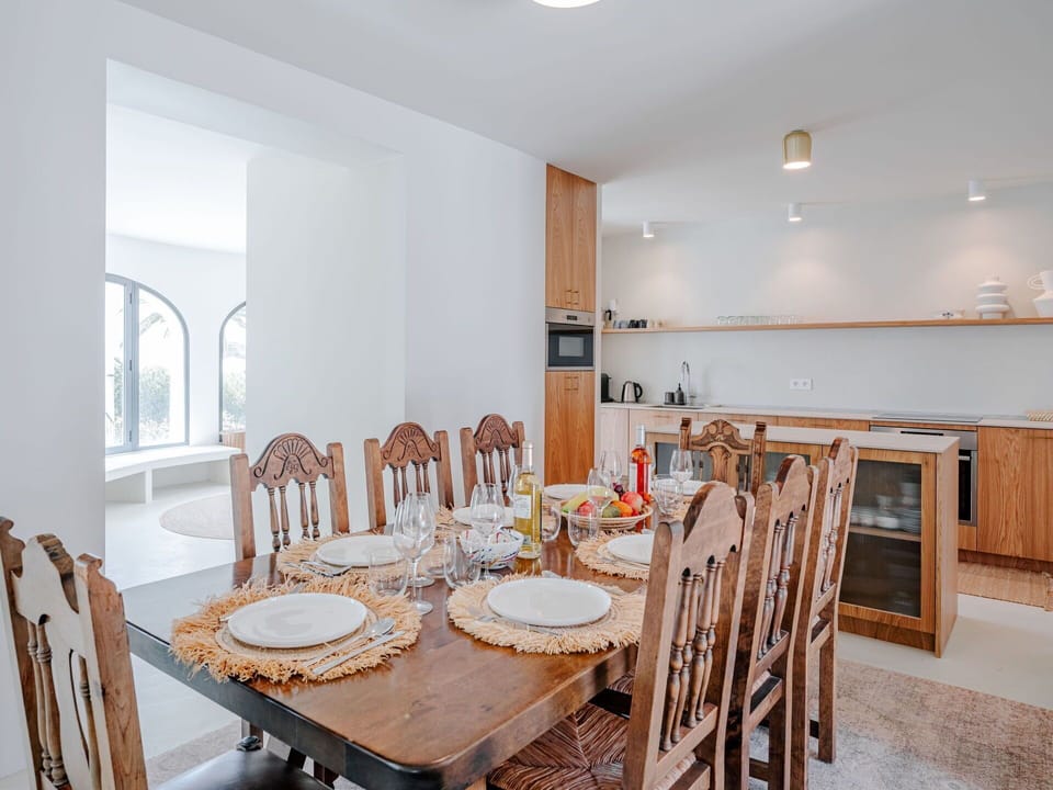 Table, Furniture, Property, Chair, Tableware, Wood, Kitchen & Dining Room Table, Tablecloth, Interior Design, Flooring