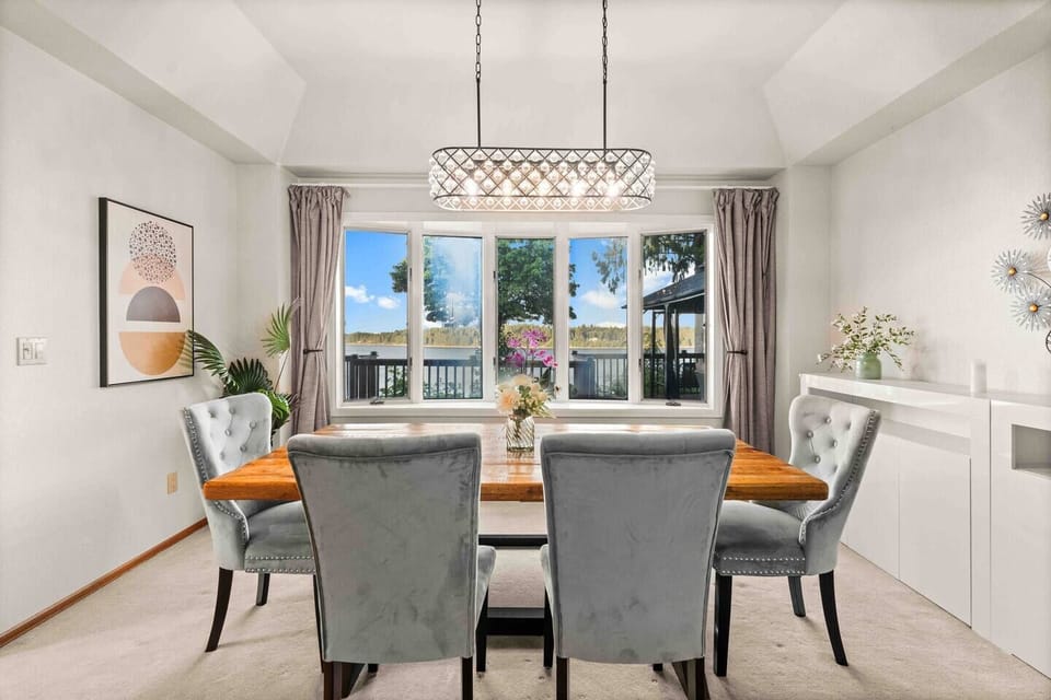 Formal dinning room seats 8 people