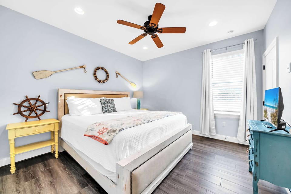 Second Floor King Suite with Private Bathroom (Sleeps 2)