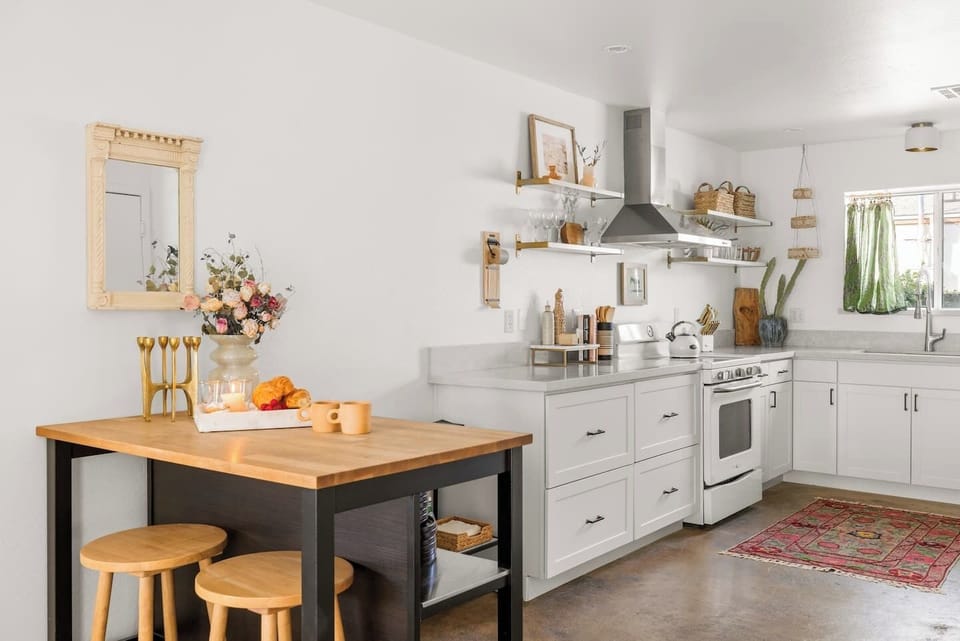 This was such a delightful home, we absolutely loved the decor, the comfy beds, the spotless condition, the many creature comforts in the kitchen and beyond. If we had the option to leave a 6 star rating, we would!