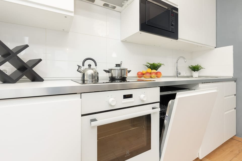 Close-up of the white and black modern kitchen, highlighting appliances and decorative elements.

