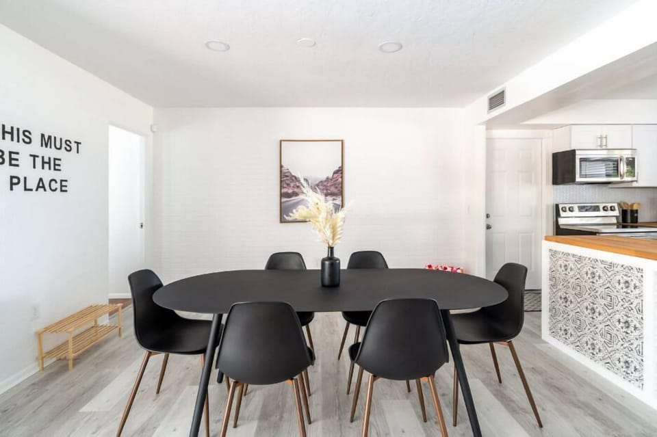 Dining room table that seats 6