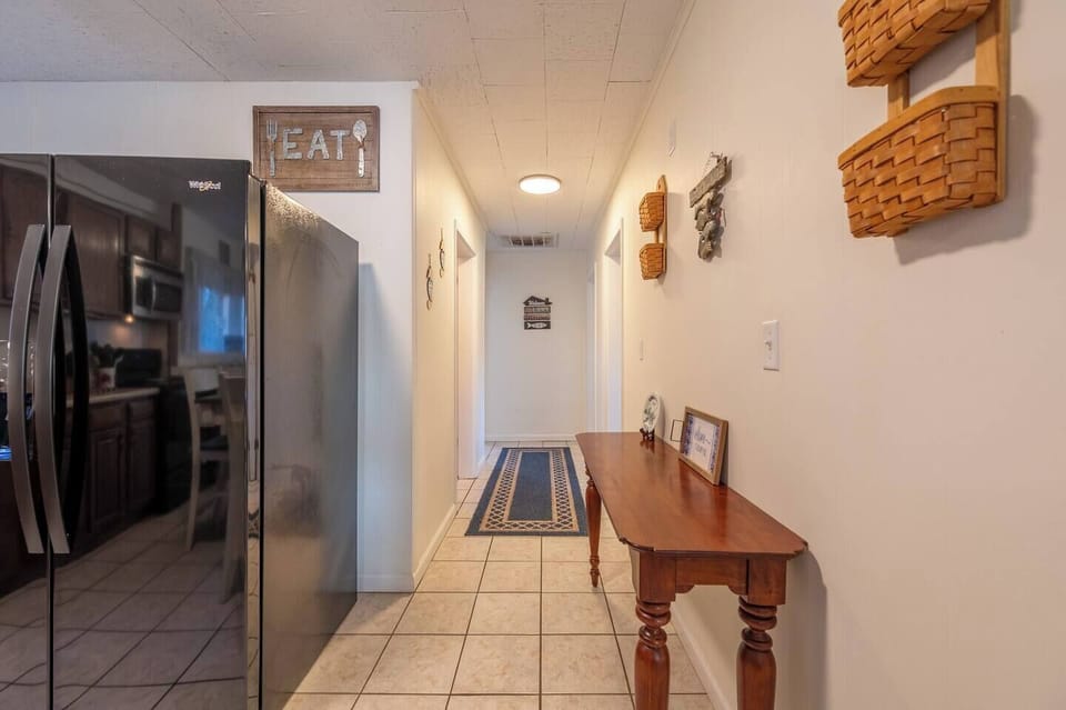 Spacious full bathroom with a tub and fresh towels! 