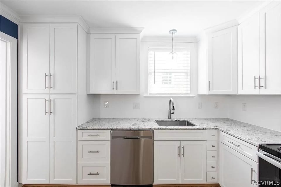gourmet eat-in kitchen 