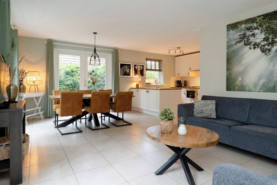 Gezellig ingerichte woonkamer met open keuken.