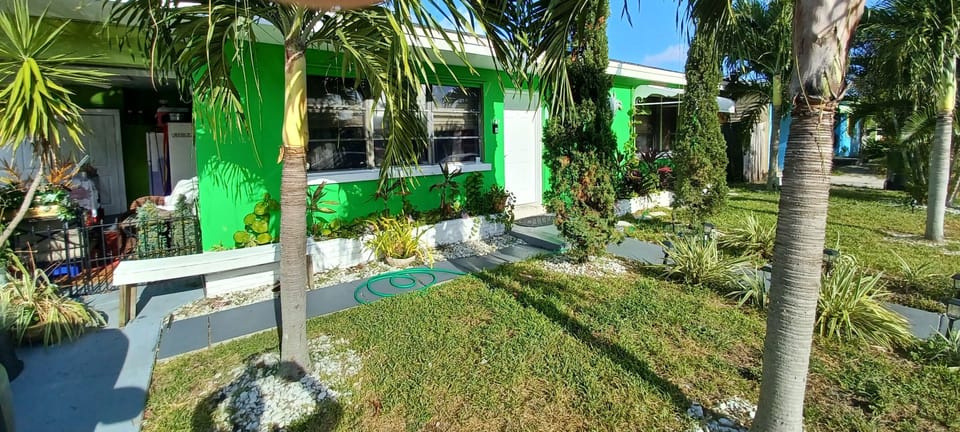 can't miss this color  Bahama greenfrontvyard driveway for one car or truck safe