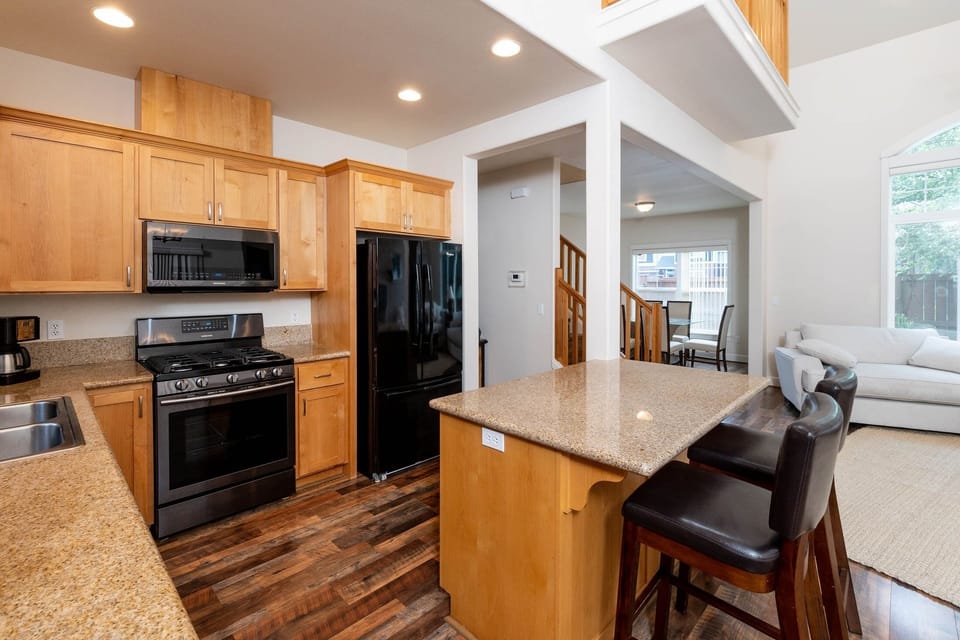 Stainless appliances, granite counters