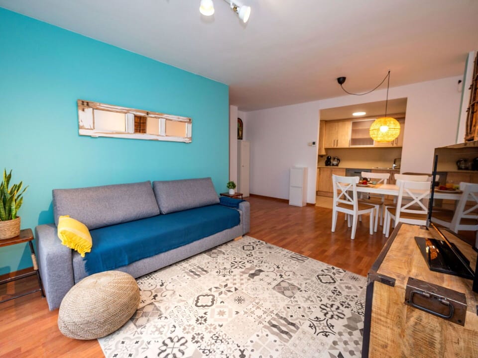 Furniture, Property, Table, Plant, Couch, Comfort, Wood, Interior Design, Floor