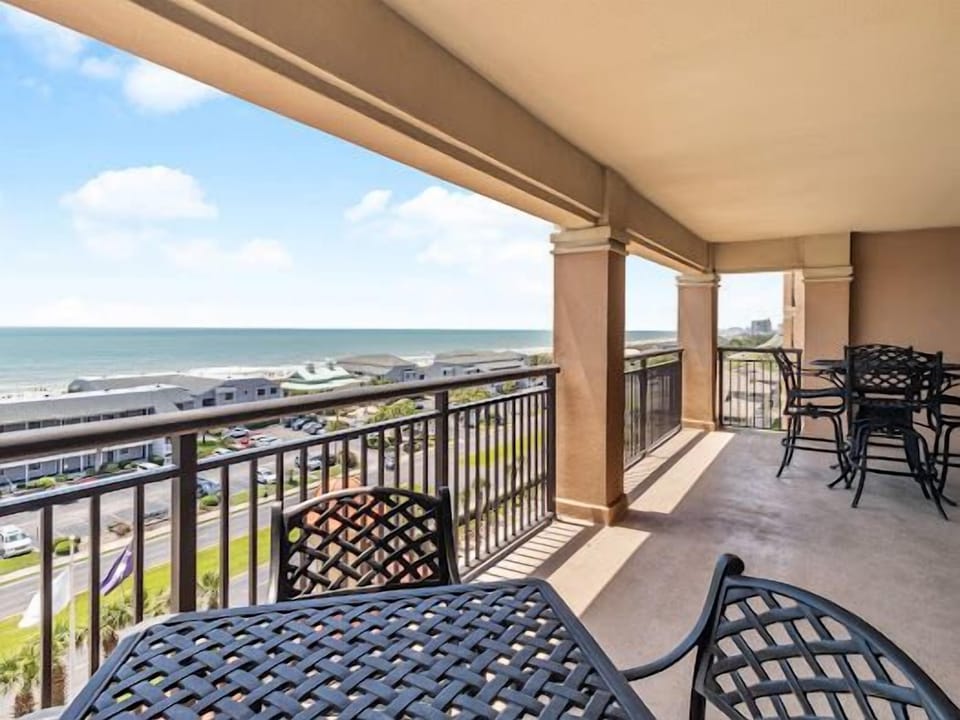 Your oceanfront balcony offers stunning sea views with comfortable seating to savor morning coffee or evening sunsets in complete relaxation.