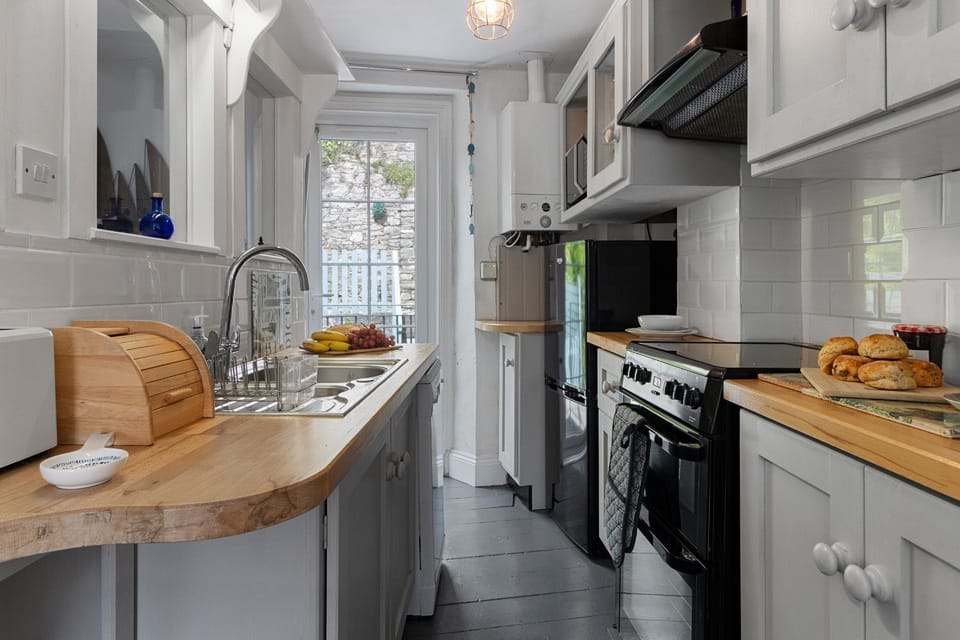 Galley kitchen with access to the balcony