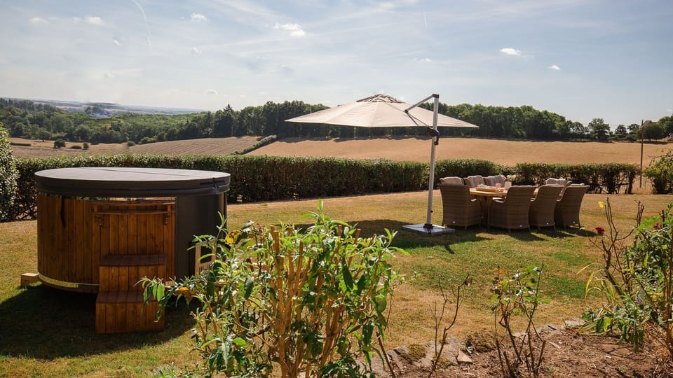 Wood-fired hot tub, garden and views, Ridgeway Farmhouse, Bolthole Retreats