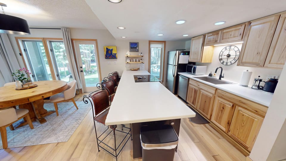 Fully Equipped Kitchen and Island - Fully Equipped Kitchen and Island
