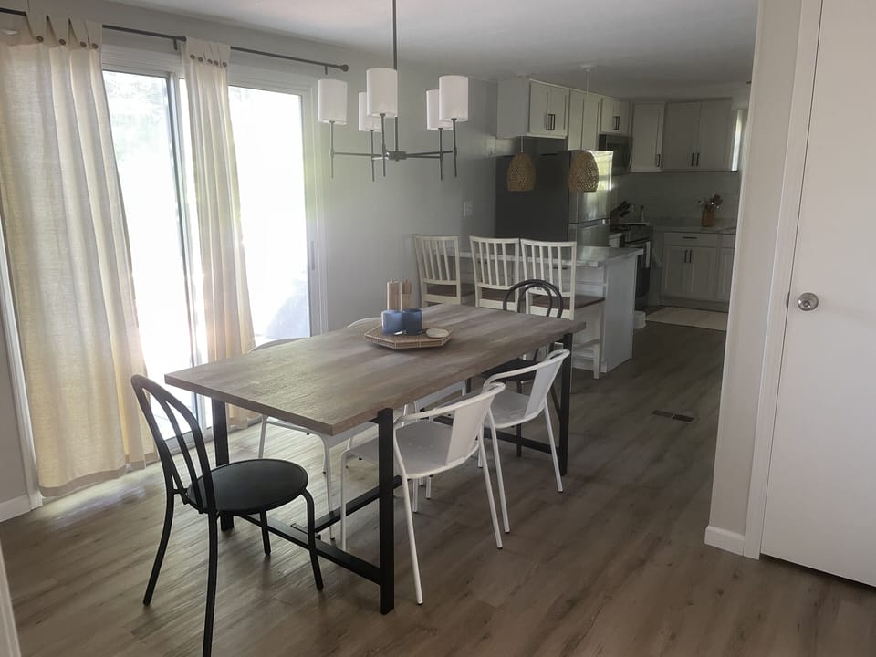Dining room and breakfast bar 